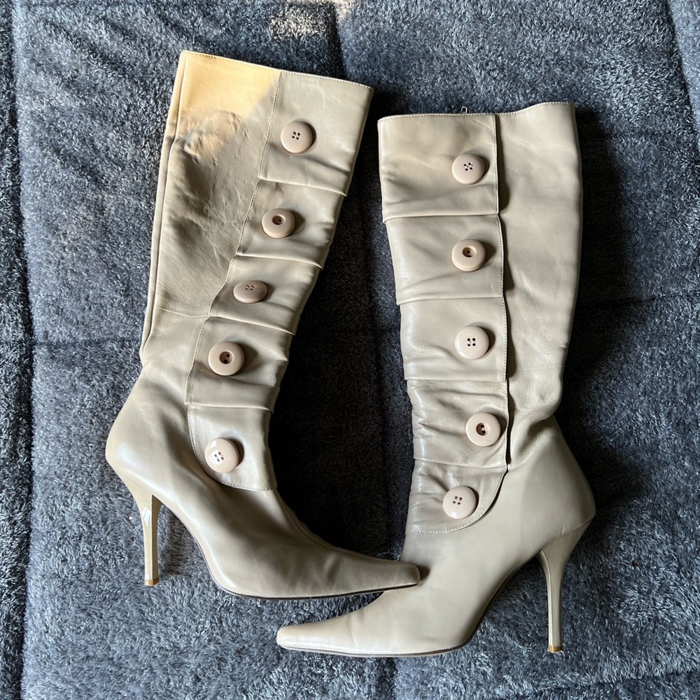 Frederick’s of Hollywood cream zip-up heeled boot, size 7 1/2